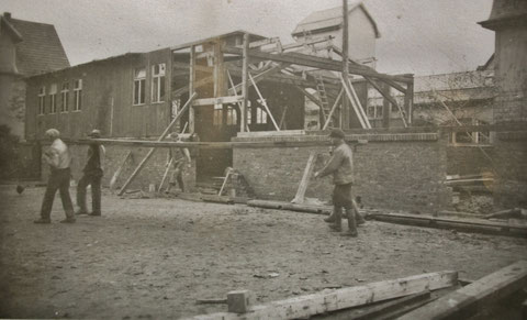 Bau der späteren Turnhallenbaracke im Herbst 1932