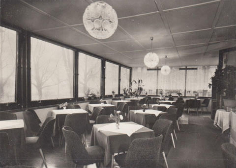 HO-Cafe am Bahnhof - Terasse Auslesebildverlag 1971