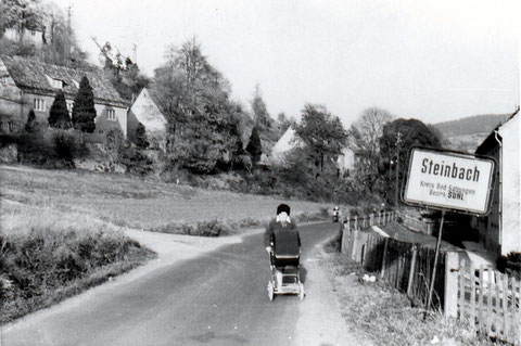 Den Kinderwagen schiebt Elvira Milde und im Körbchen liegt ihre Tochter Bianca, geb. am 17.04.1973.