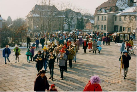 Kinderfasching 1993 auf dem Weg zur Stadthalle- der Löwen war 6 Monate später Geschichte, das Gleiche gilt für die Keksfabrik - Archiv W.Malek