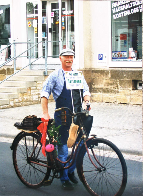 Walter mit Dienstrad 1998 beim Heimatfest der Stadt Bad Liebenstein, die Leisten hängen am Lenker, die zwiegenähten Skischuhe hält der Gepäckträger