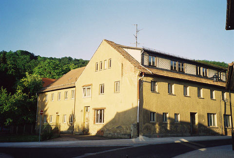 Brunnenhaus - rechtwinklig dahinter das ehemalige Badehaus, daraus wurde Brunnenversand, Wäscherei und auch Wohnheim - Von J.Bodenstein 31.08.2018 gepostet