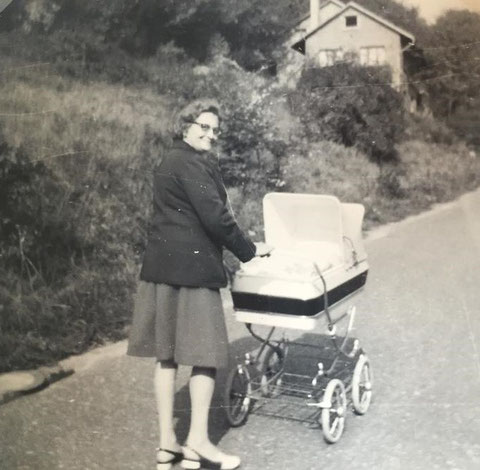 Nadja 1976 im Kinderwagen vor der Schanzenbaude Steinbach