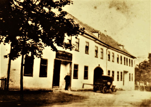Ausgespannter Kutschwagen vor dem Goldenen Hirsch