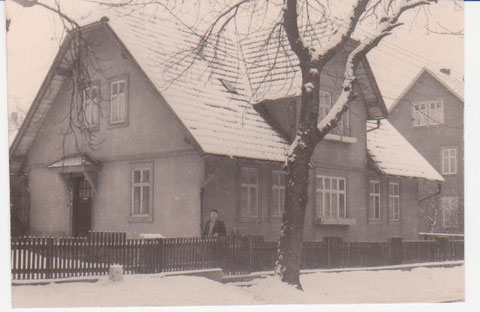 Karl Heym vor seinem Haus in der Bahnhofstraße 1967