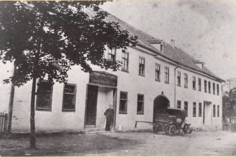 Herzog-Georg-Straße 40, Constantin Reich, Walter Börners Großvater mütterlicherseits, als Inhaber vor seiner Gaststätte - Archiv W.Malek