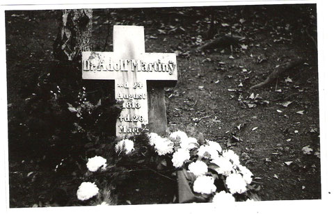 Grabstein, der sich im Gelände von Krankenhaus I. befunden hatte und dessen oberer Teil jetzt wieder aufgefunden wurde -  Foto: Prof. Dr. med. Konrad Seige um 1970