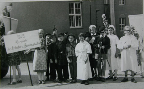 Vorbereitung für einen Umzug 1957 auf dem "Oberen Schulhof " der späteren POS "Rudolf Schwarz": Auf dem Schild steht: 1946 - Kurgäste des Arbeiter- und Bauernstaates