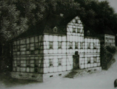 Zochersches (Fachwerk)-Wirtshaus - Darstellung auf einem Porzellanteller, der im Besitz von Gerda Obmann war - Repro W.Malek