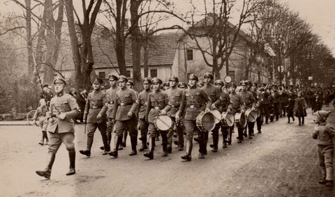 Bali marschiert vor dem Gemeindeamt und der ehemaligen Schule - Archiv Gerd Eisenbrandt