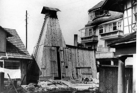 Verschalter Bohrturm, gelegen zwischen Friseur Hermann und Hotel Kampf -Archiv Lothar Abendroth