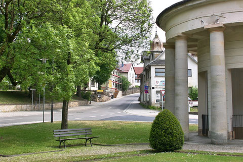 linker Hand, halb in die Straße hineinragend, stand das Zochersche Wirtshaus - Aufnahme 2015 W.Malek