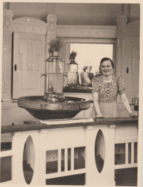 Ausschank im Brunnentempel Ende 1930er mit Brunnenmädchen Anna Krüger - Quelle Susanne Krüger