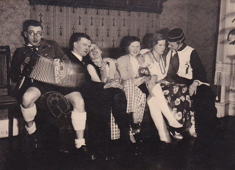 Fasching am 23.02.1935 in der Charlotte - Sammlung Familie Leinweber