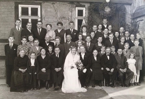 Hochzeit von Fritz Andreas, Das Foto entstand vor der Papiermühle in Schweina - Sammlung Tobias Walther