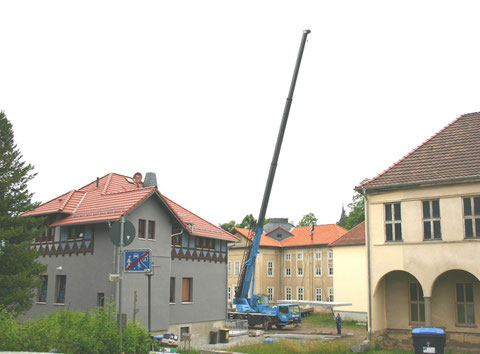 Autokran hebt Elemente für den Balkon an der Ostseite - Juni 2013