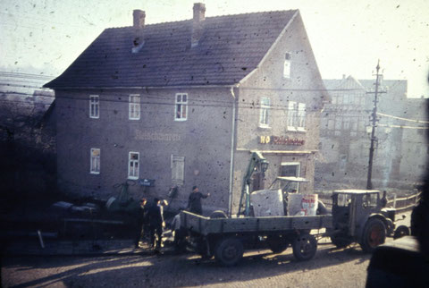 Litfaßsäule neben Fleischerei wurde abgebaut, vermutlich 1960er - Archiv Gunnar Möller