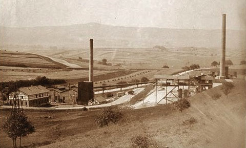 Blick auf das Bergwerk in Richtung Westen, im Hintergrund der Pless - Sammlung Foto Bodenstein