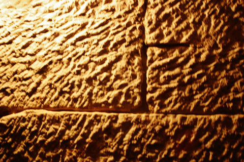 Behauene Sandsteinquader im Keller