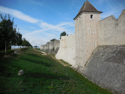 Partie ouest des remparts côté syndicat d'initiative