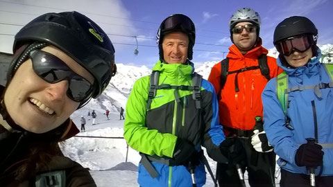 Heuer setzen wir auf Sicherheit mit Helm! Top-Outfit!