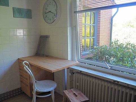Von der Küche hat man einen wunderschönen Blick in den Vordergarten.