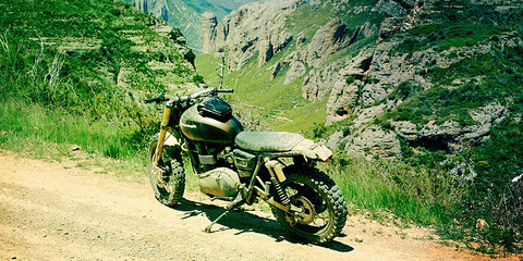 The Rumbler: A Triumph Scrambler built for Tridays