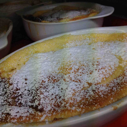 lemon pudding cake。上はケーキっぽいしあがり、中はレモンパイの中身のような感じ。もとがどこの国のレシピか不明。英語レシピで多く登場