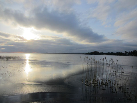 Le grand lac Vänerm, habillé en hiver.