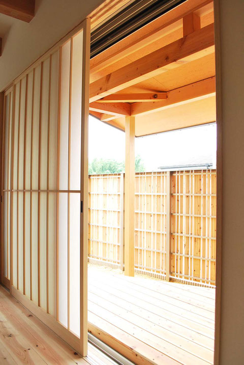 障子　屋根下デッキ　板塀