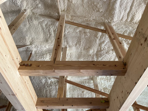 小屋裏は２４㎝以上の吹付けを推奨しています。