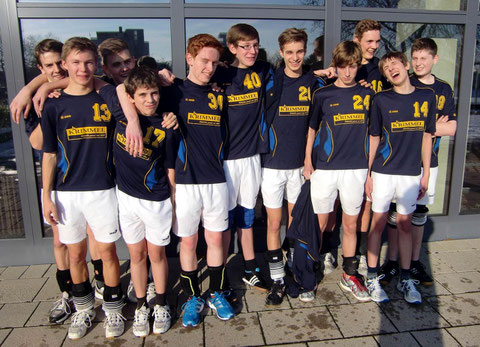 Im Freien von der Sonne geblendet, während des Turniers den vollen Durchblick behalten! TSG 1: Sven, Lucas, Juraj, Marcel u. Pascal - TSG 2: Till, Johannes, Christian, Jan, Nico u. Nicolas