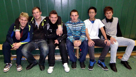 Obligatorischer Rang 4 (v.l.n.r.): Danny Krimmel, Dimitri Kektschiew, Oliver Werner, Tim Nagel, Tu Nguyen u. Kim Tiprangsee