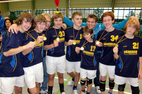 Geschafft! Schüler gewinnen Badische Meisterschaft 2011 (v.l.n.r.) Sven Reinelt, Lucas Deichmann, Trainer Werner Hemberle, Michael Borell, Juraj Valovic, Marcel Krimmel, Co-Trainer Danny Krimmel, Pascal Börtzler u. Artur Beller