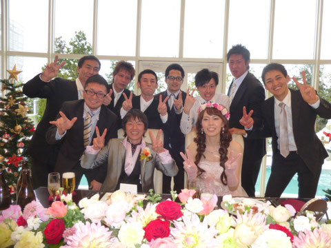 披露宴にて、新郎新婦と八ッ杉太鼓メンバーで記念写真v(^_^)v