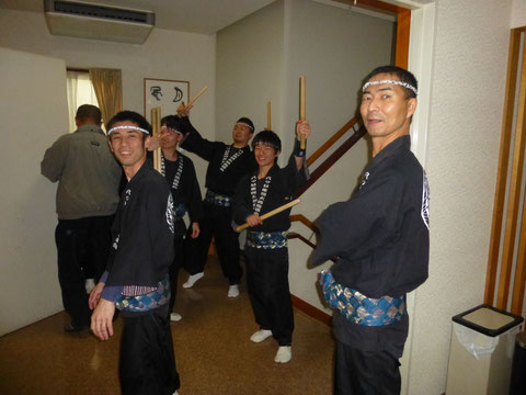1つ目の本番前の写真です!メンバーのおばあちゃんの米寿のお祝いで太鼓を披露しました♪