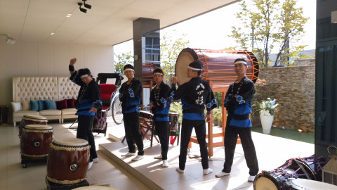 福井の八雲迎賓館にて、新吾寿司さんから知人の披露宴への「祝い太鼓」のプレゼントとして演奏。外の噴水付きテラスをバックにして演奏しました!!秋晴れの中、大盛況でした(^_^)♪ ありがとうございました!