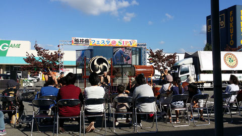 秋晴れの中、屋外で演奏させて頂きました!!写真は客席のテントの中から撮ったものです(^o^)♪