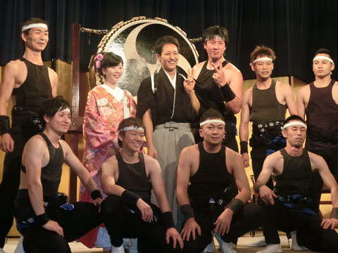 新婦を交えての集合写真(^_^)v ご出席いただいた皆様、スタッフの皆様、本当にありがとうございました!