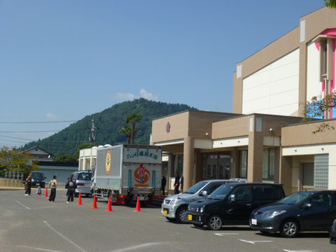 体育館から太鼓を搬出している写真です。この日は天気も快晴で非常におめでたい一日でした!!