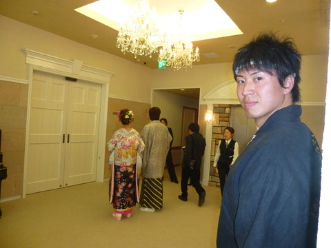 2つめの本番はメンバー(右のドヤ顔の人物)の妹の結婚式♪ 結婚おめでとう!!