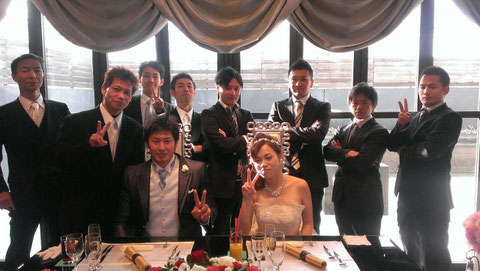 この日は、メンバーの内田君の結婚式でした!!新郎新婦とメンバー一同の写真です♪