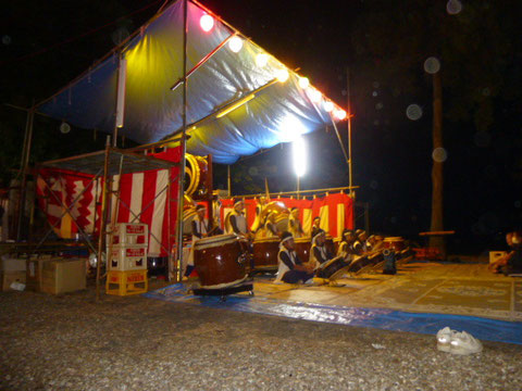神社の境内に作られた特設ステージ!!ただ、若干広さが足りず、ステージ前のスペースも使っての演奏となりました!!はりきって太鼓を持って来すぎちゃったかも・・・(^_^;)