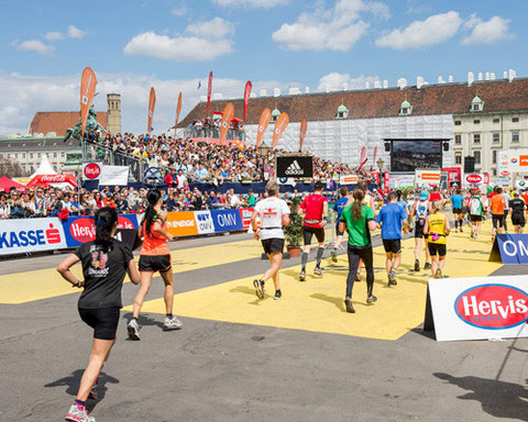 Arrivée du Marathon de Vienne devant le palais des Hofburg (photo du site du marathon)