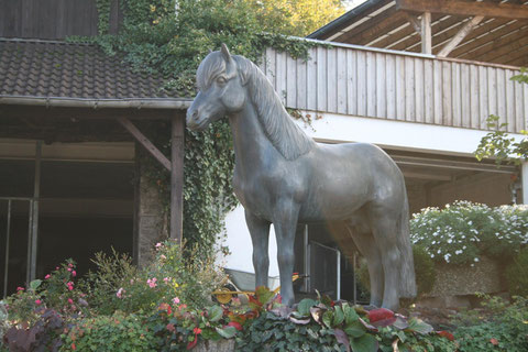 islandpferdeskulptur bronze lebensgross icelandhorse livesize sculpture