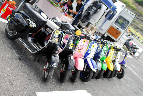 レーシングベスパをナマでチェックする絶好の機会! ぜひチューニングメニューやカラーリングの参考に見学してみてはいかが?