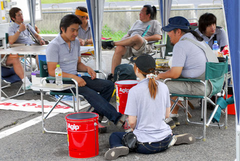 ライダー&サポートメンバーの全員でお揃いのシャツというところが、サーキットのパドックではとにかくカッコいいのだ!
