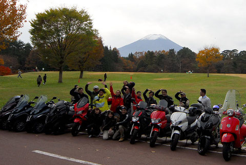 はい、富士山をバックに全員で記念撮影……って、なんかポーズが変だし！