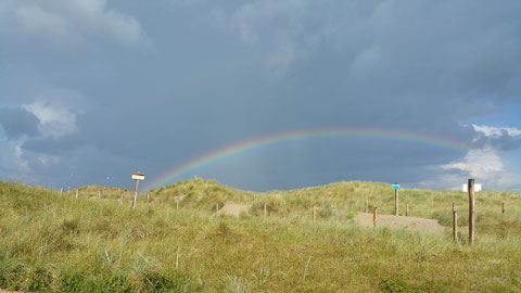 Hier kann man in den Dünen wandern von einem Ende des Regenbogens bis zum anderen ...