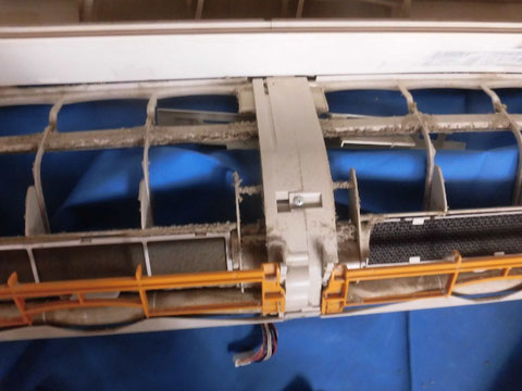 お掃除機能付きエアコンでも汚れます。
